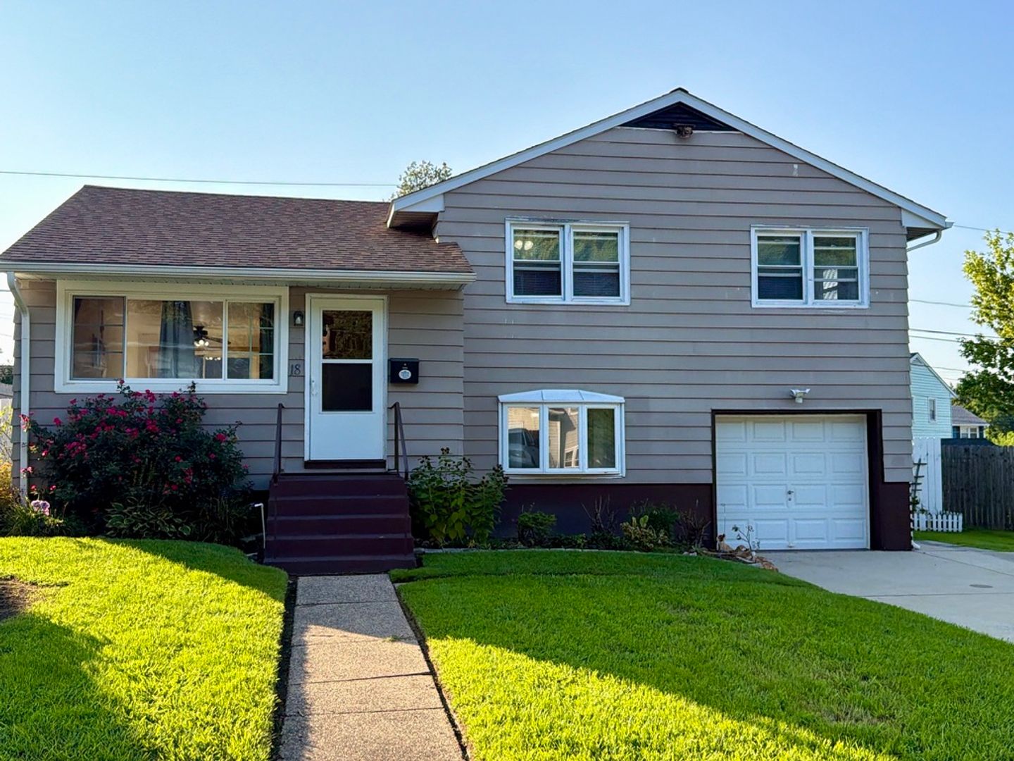 New Castle House: 18 Aquilla Ave