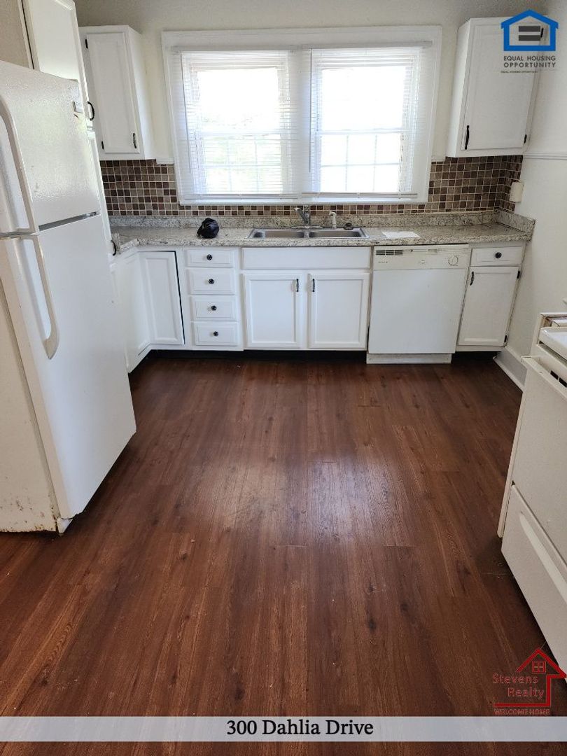 Knoxville House: 300 Dahlia Dr
