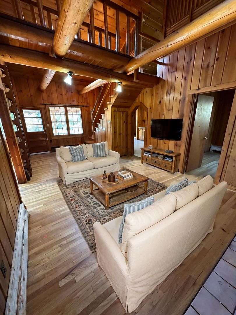 Cascade House: 9570 Mohawk Trail