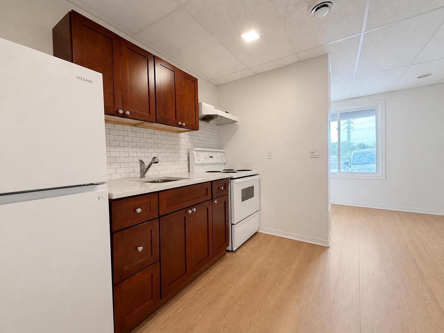 Lakeshore Condo: 433 Elmstead Rd