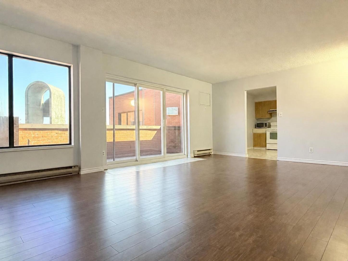 Kingsville Condo: 10 Pearl St W