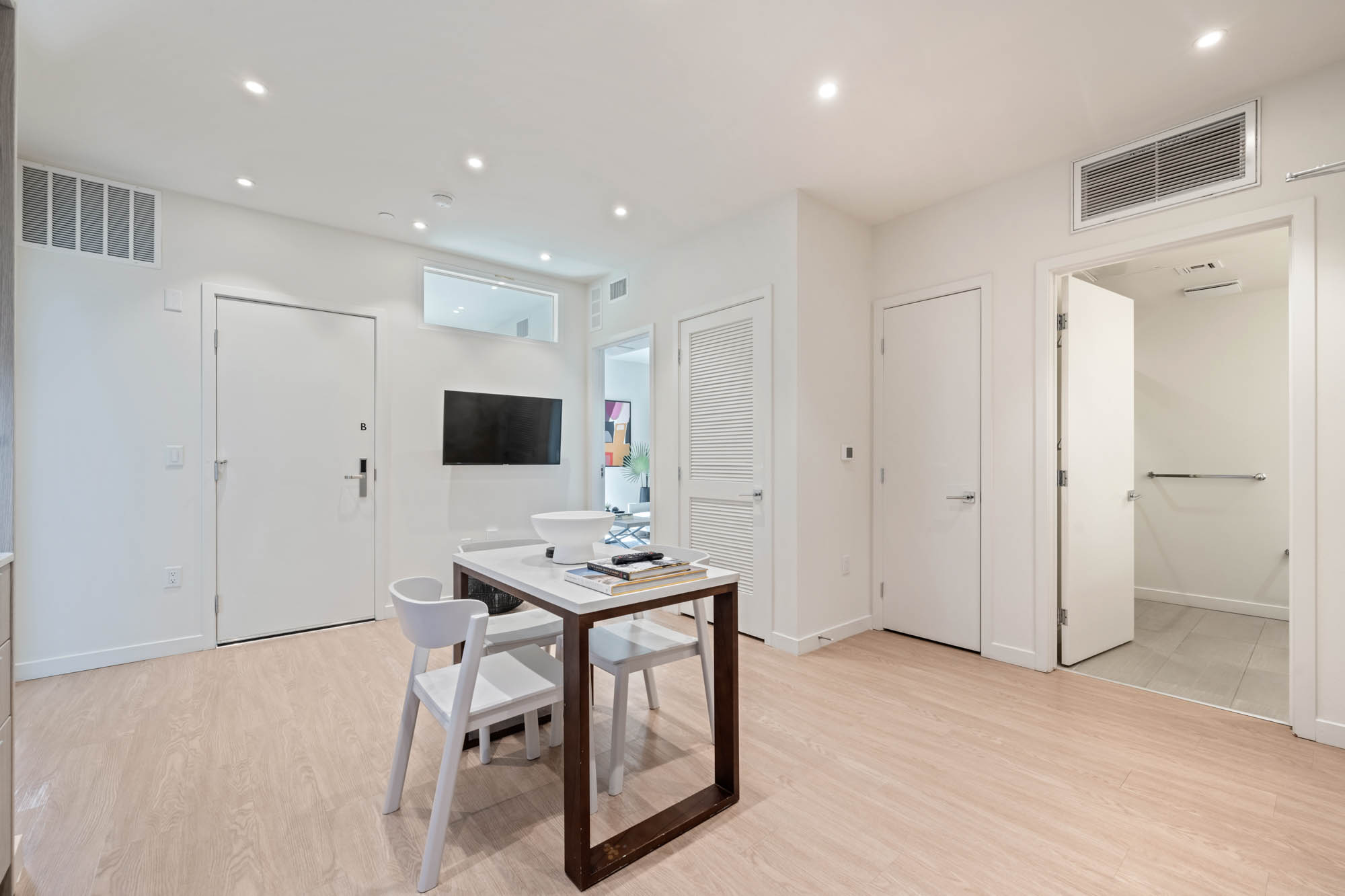 Los Angeles Apartment: 5843 W 88th St