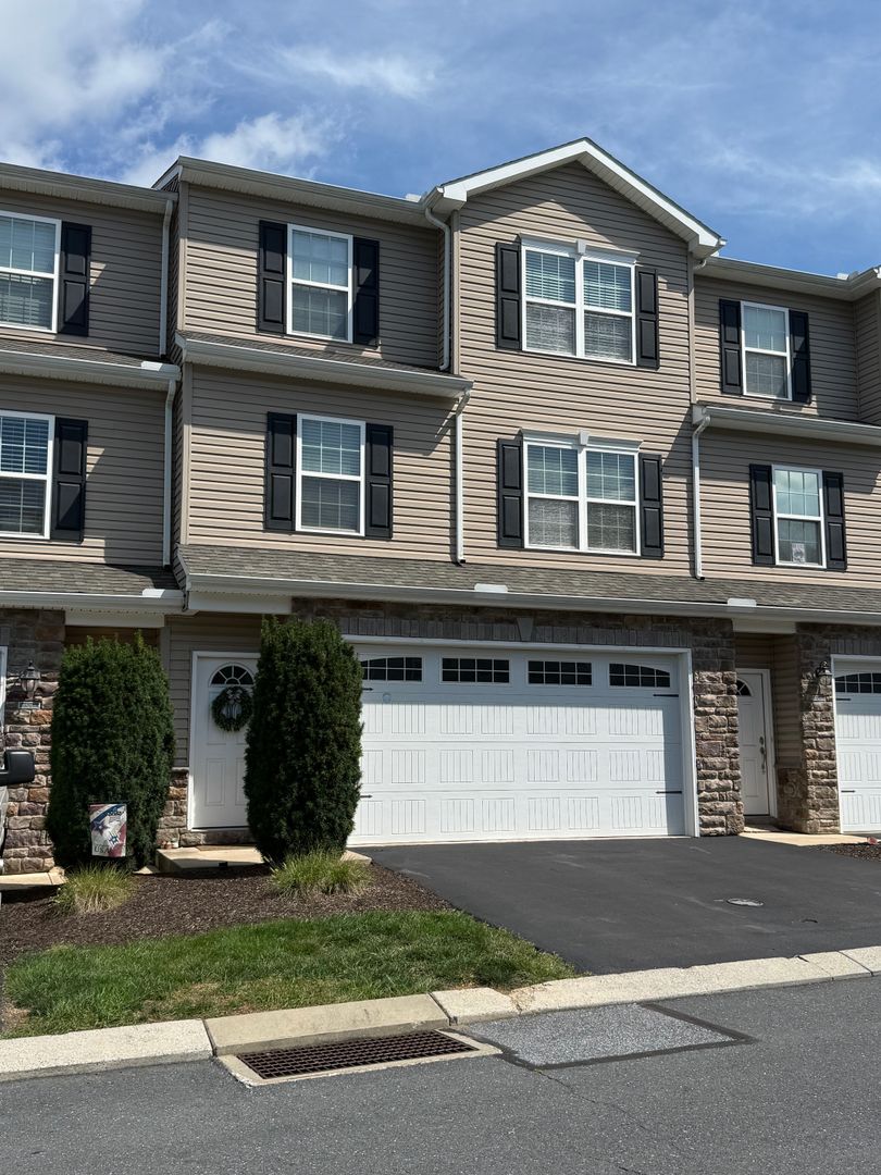 Mechanicsburg House: 822 Spring Rock Ct.
