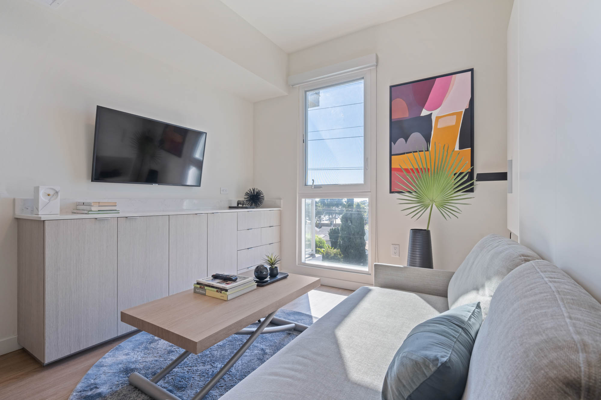 Los Angeles Apartment: 5843 W 88th St