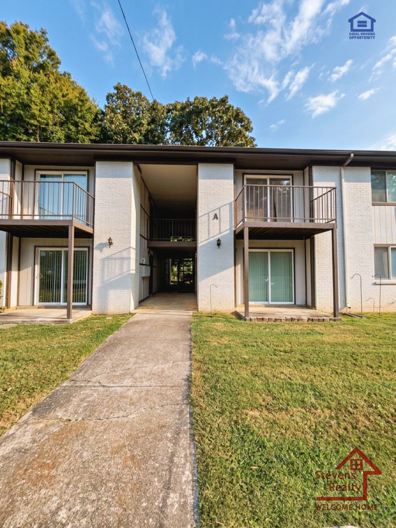 Mcminnville Apartment: 235 Vinewood Rd
