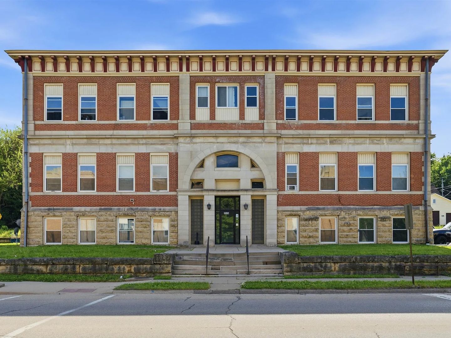 Dubuque Apartment: 2535 Central Ave