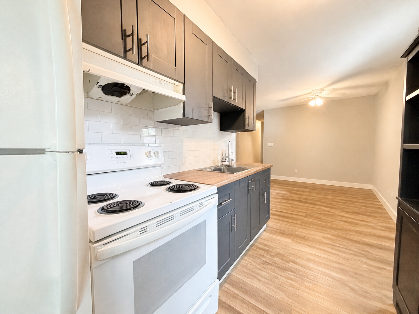 Windsor Condo: 684 Lincoln Rd