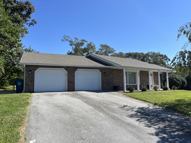 Hendersonville House: 240 Kingswood Drive