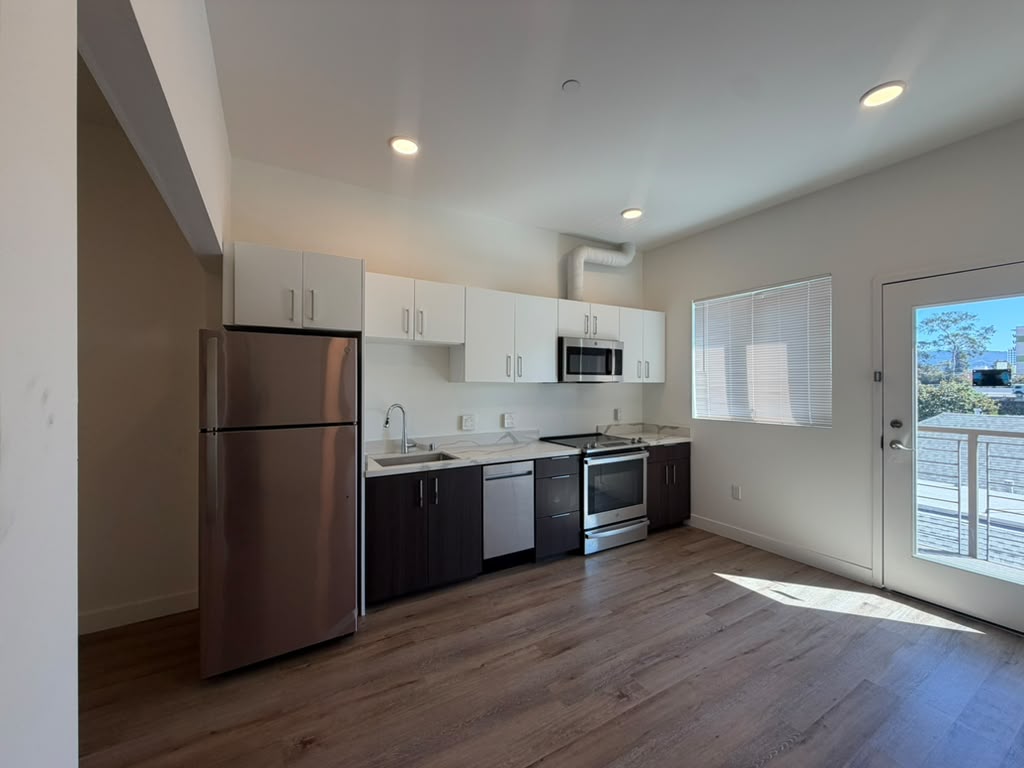 Oakland Apartment: 669 24th St