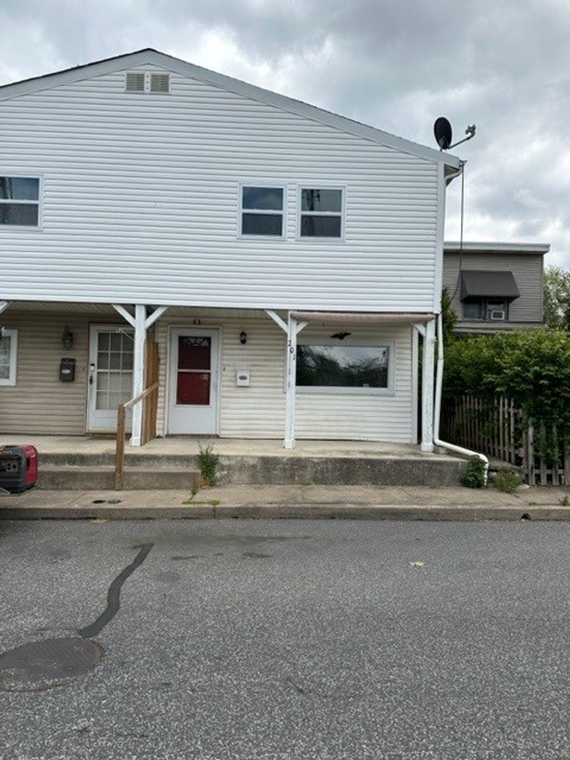 Hummelstown House: 201 N Duke St