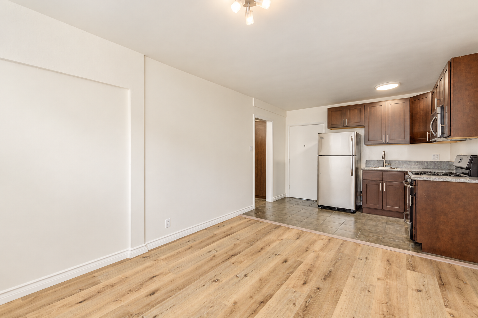 Los Angeles Apartment: 6871 Franklin Ave