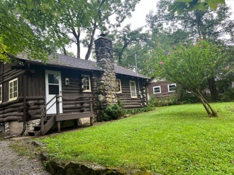Newton Condo: 925 Cedar Dr