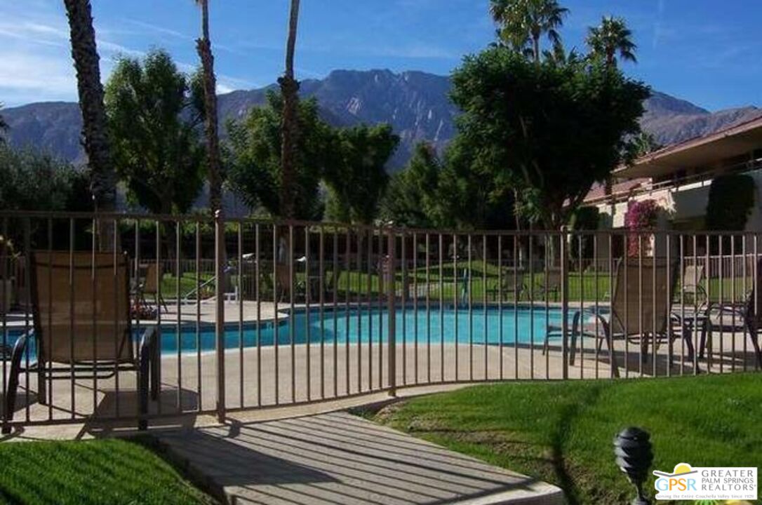 Palm Springs Condo: 420 North Villa Ct