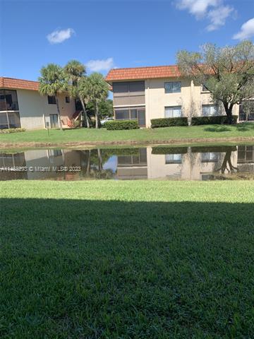 Weston Condo: 401 Lakeview Dr 104
