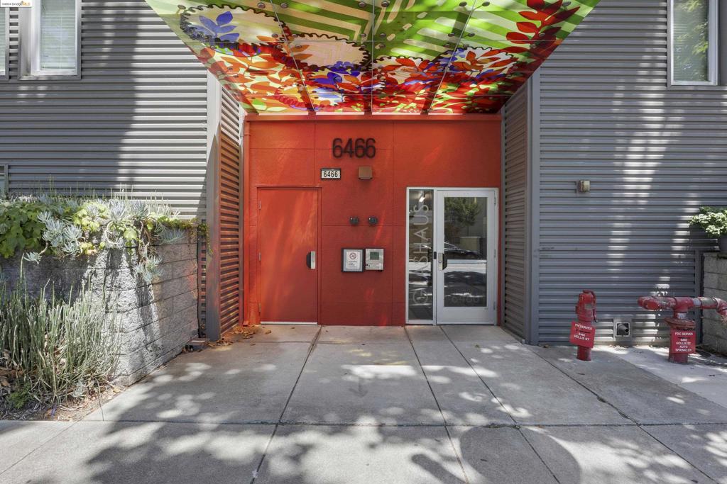 Emeryville Condo: 6466 Hollis St