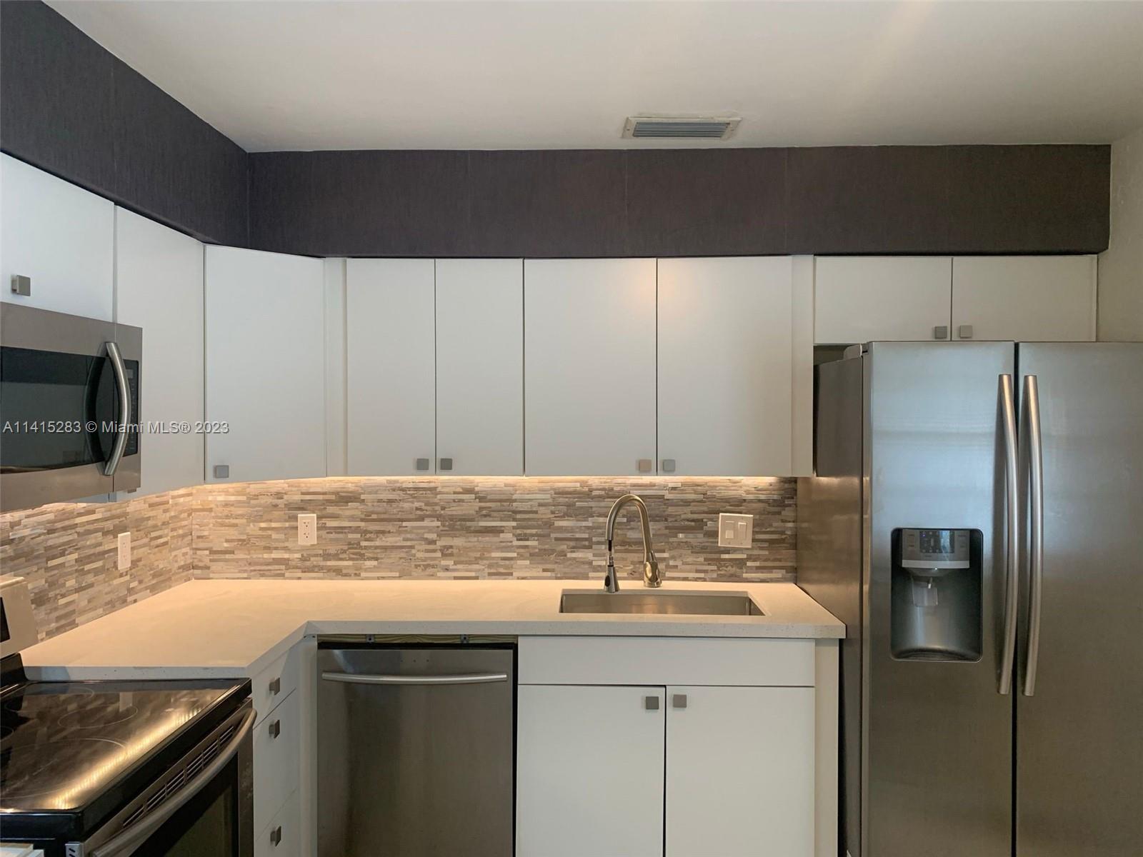 Dania Condo: 225 SE Park St