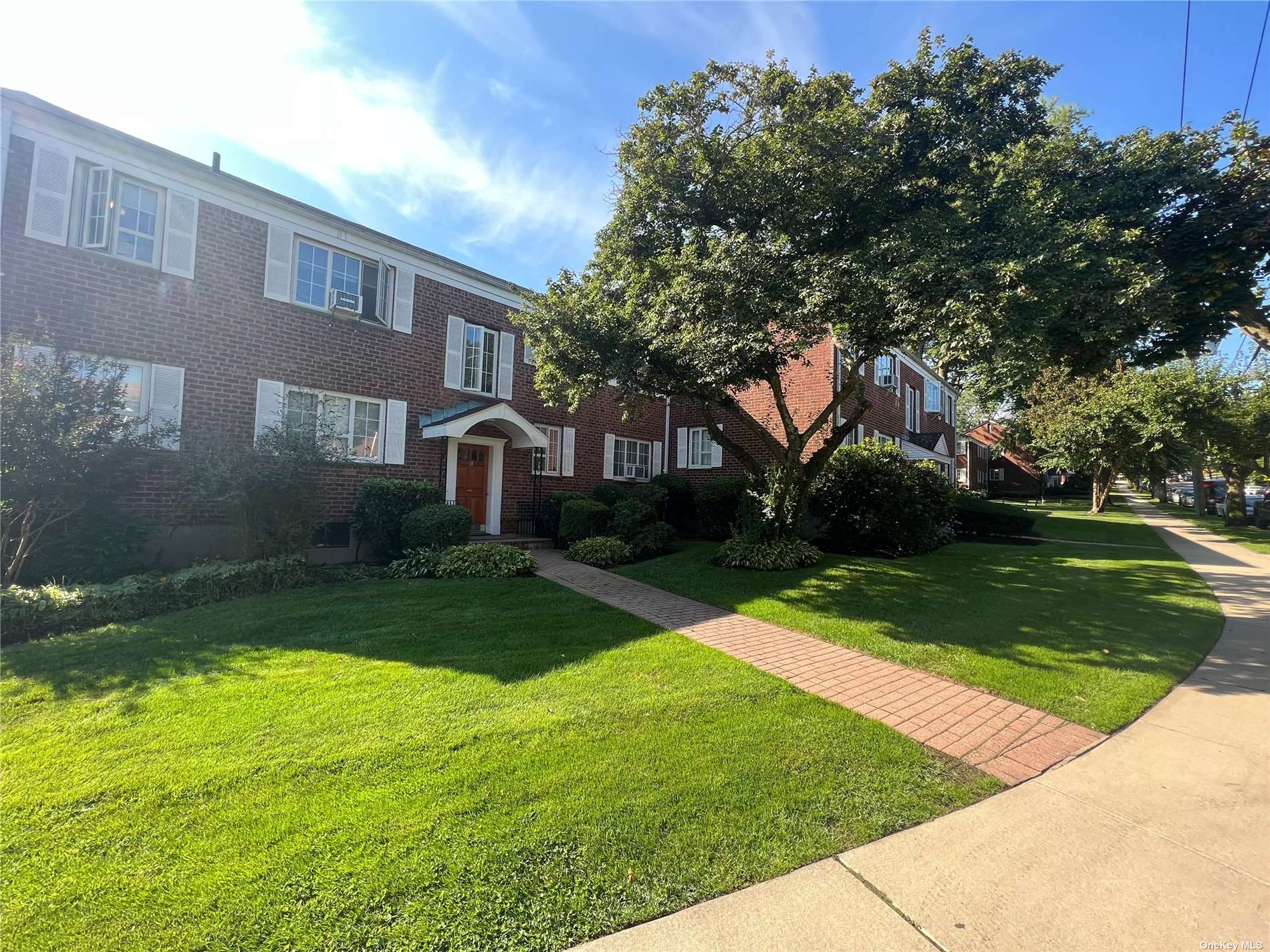 Huntington Condo: 18 Nathan Hale Dr