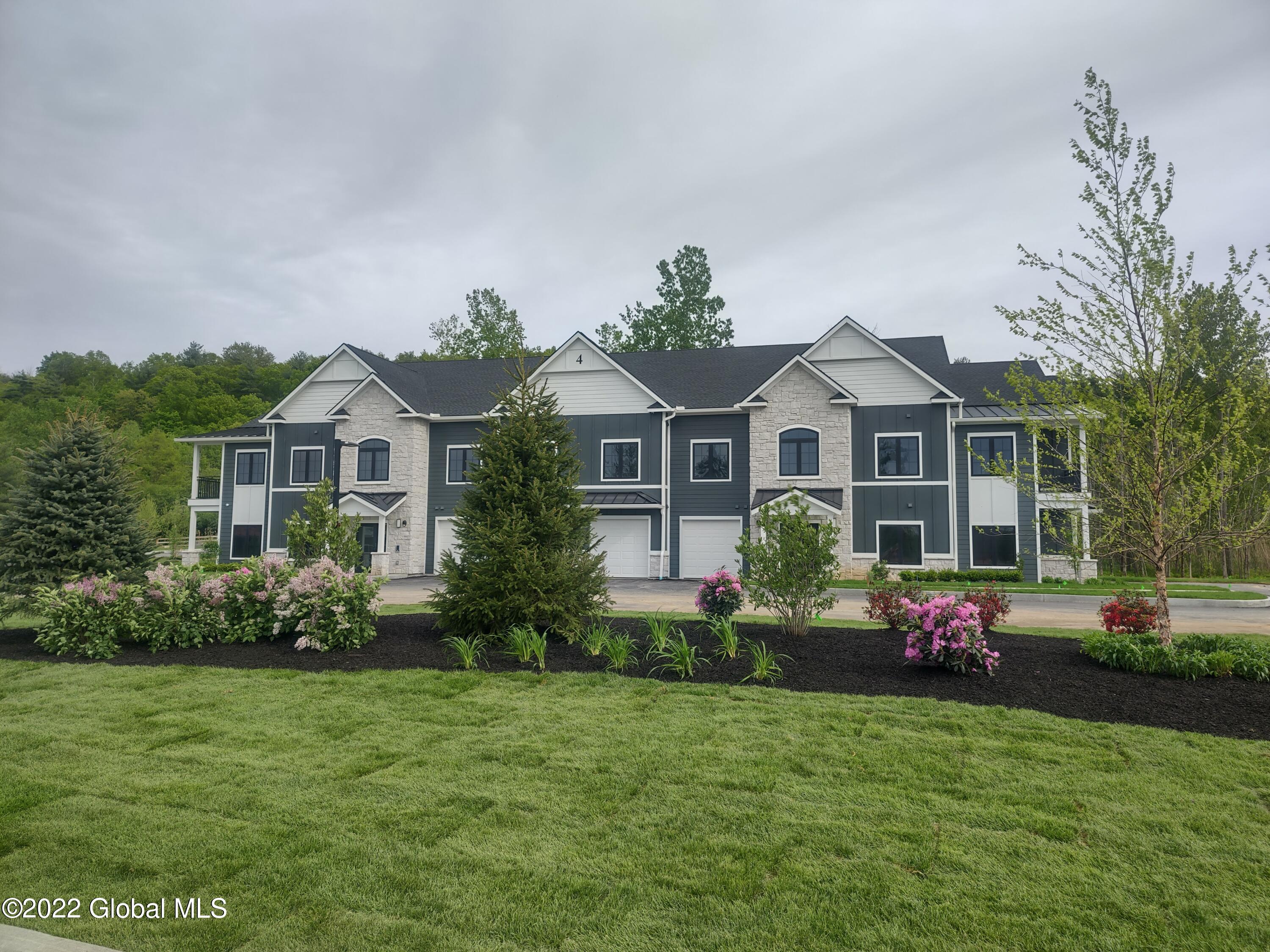 Niskayuna Condo: 5 Ledge Dr