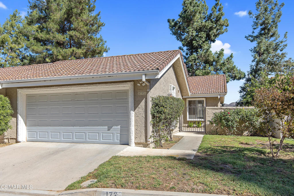 Oak Park Condo: 172 Conifer Cir