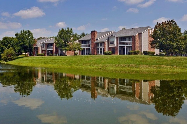 Willowbrook Condo: 162 MacArthur Dr