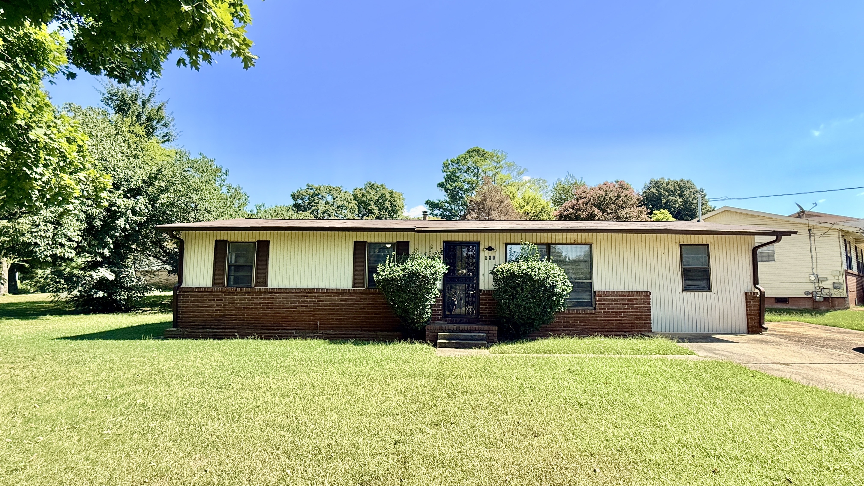 Huntsville House: 641 Dawson Ter NW