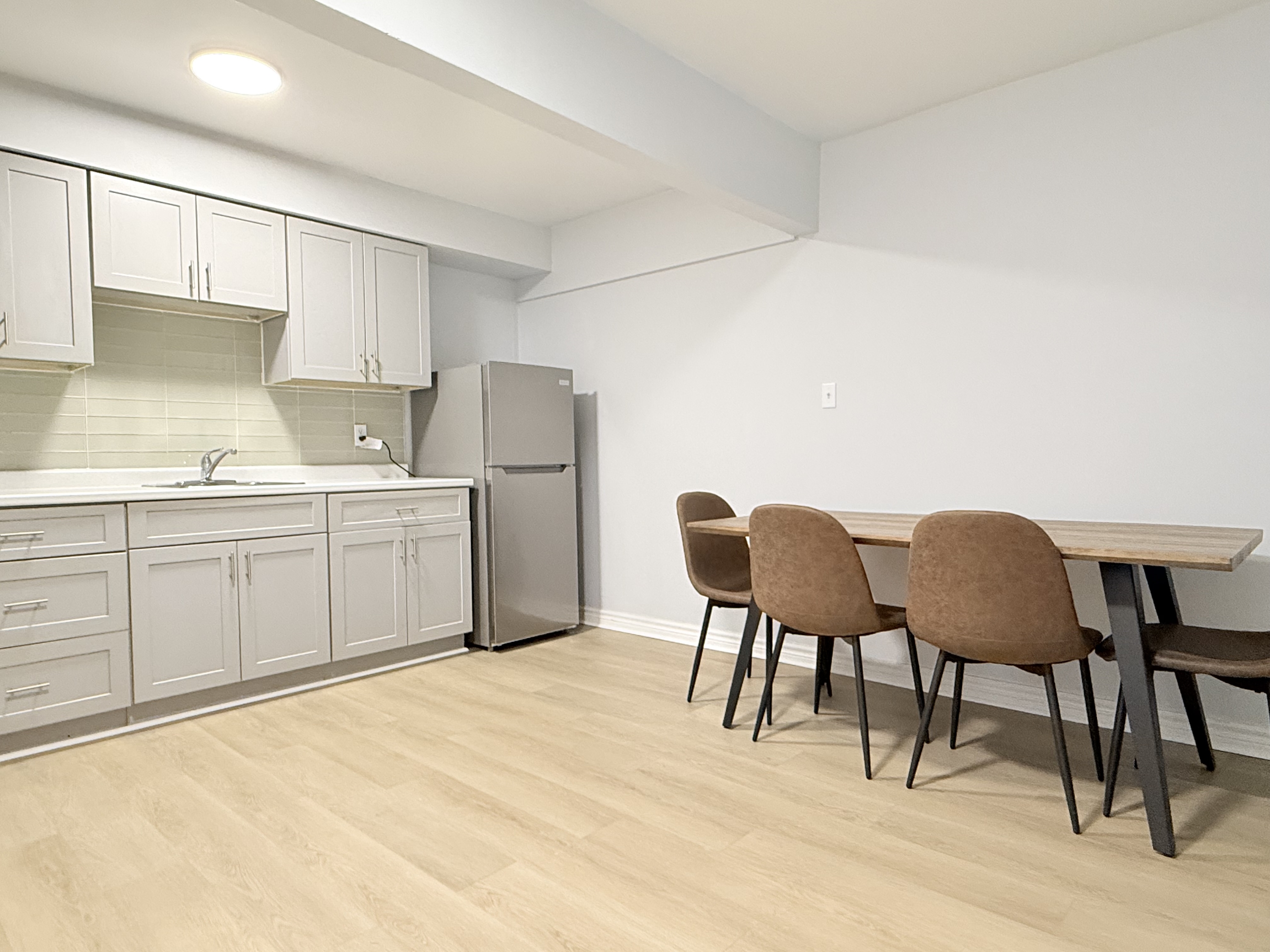 Windsor Condo: 1989 Wyandotte St W