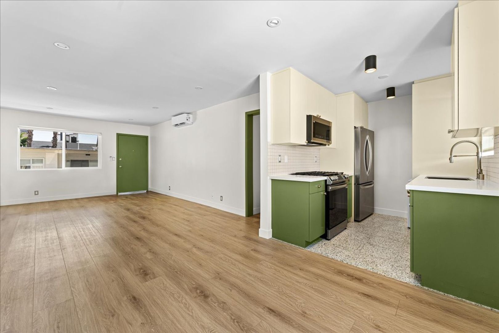 Los Angeles Apartment: 6615 Franklin Ave