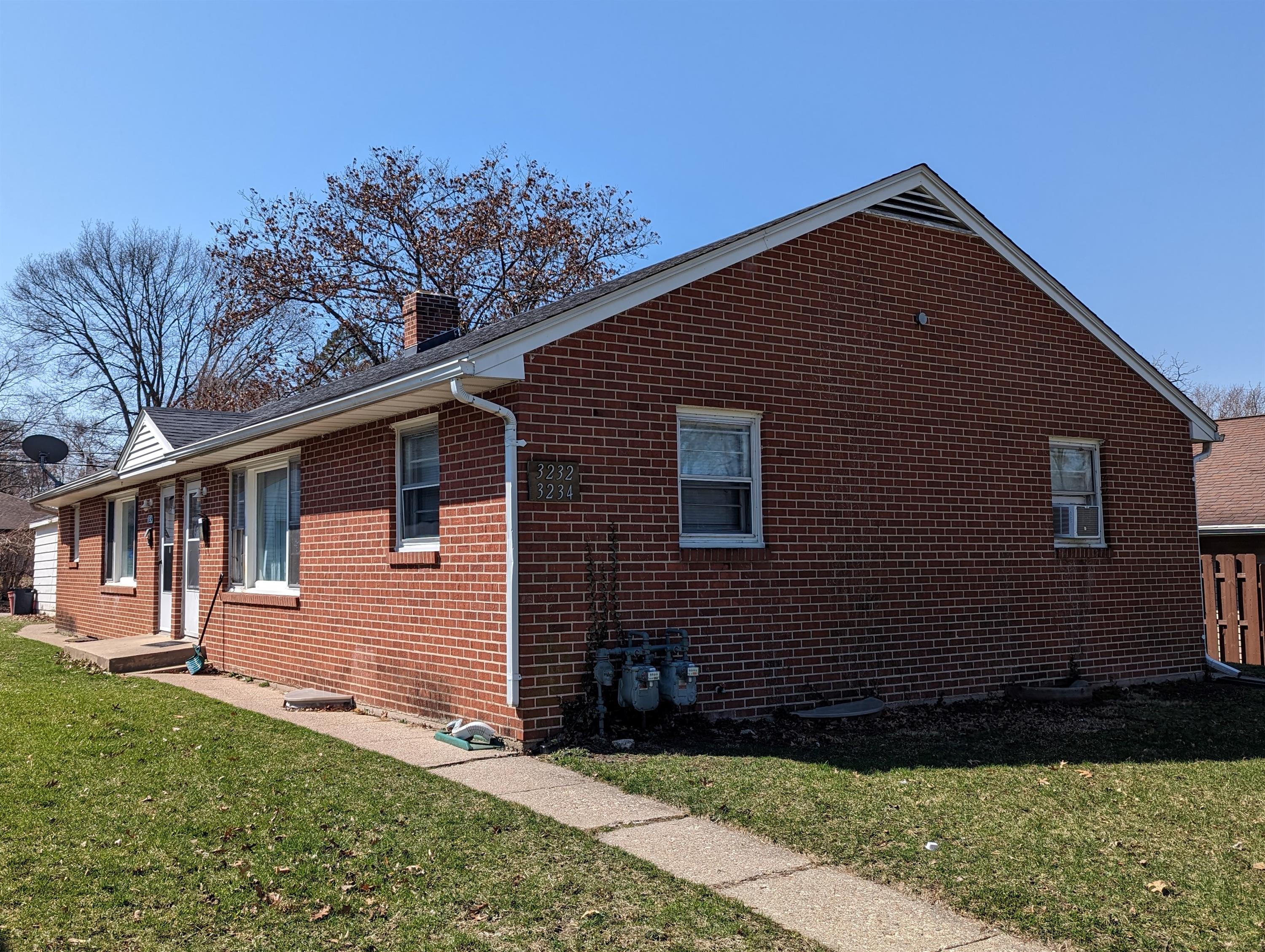 Rockford Condo: 3234 Montrose Ave