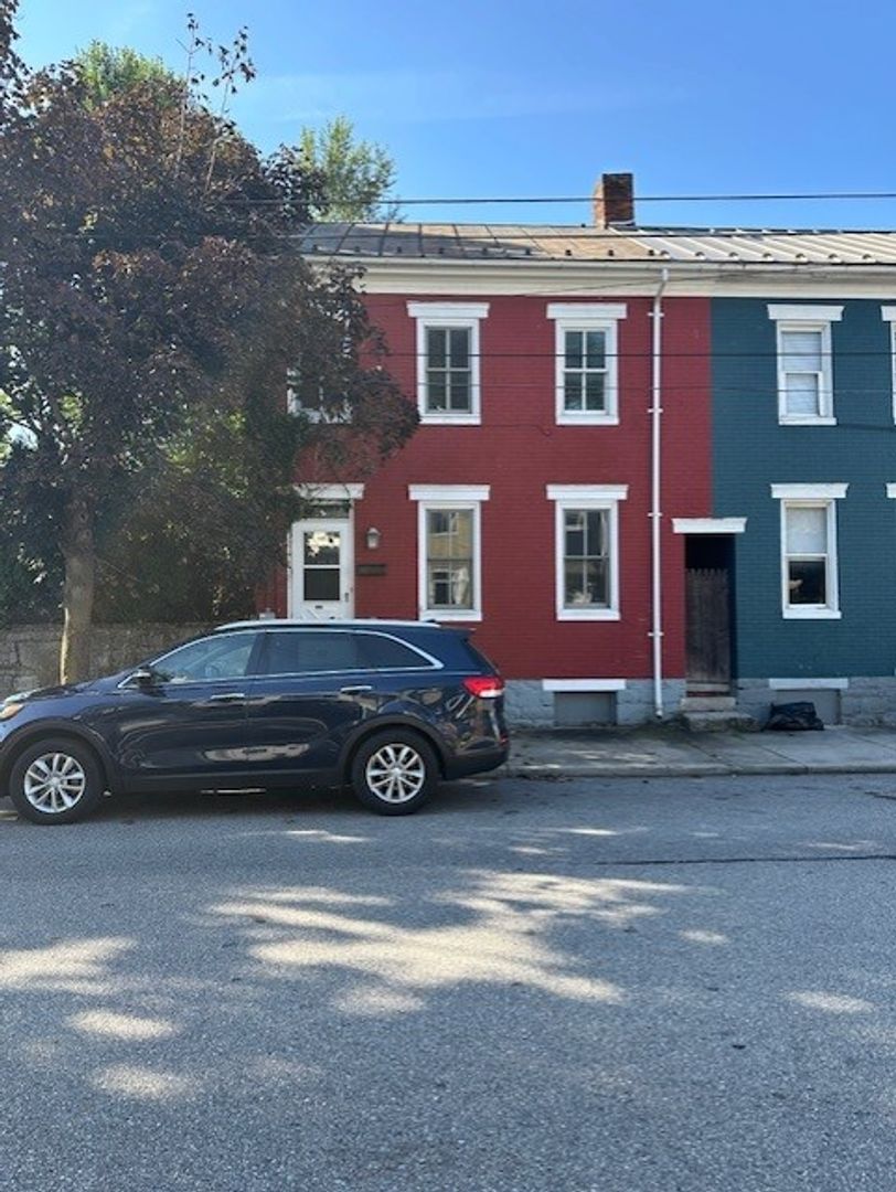 Carlisle House: 162 E Louther St