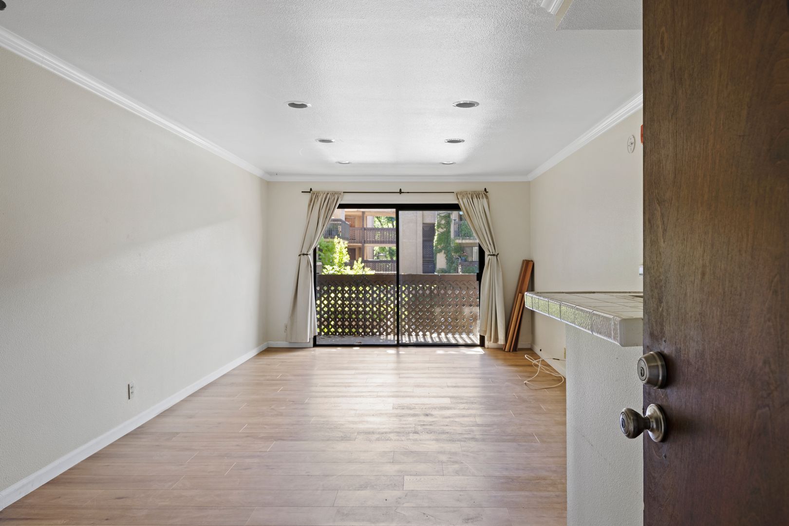 Woodland Hills House: 22100 Burbank Blvd