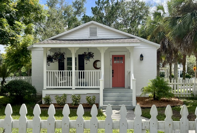 Deland House: 215 E Voorhis Ave