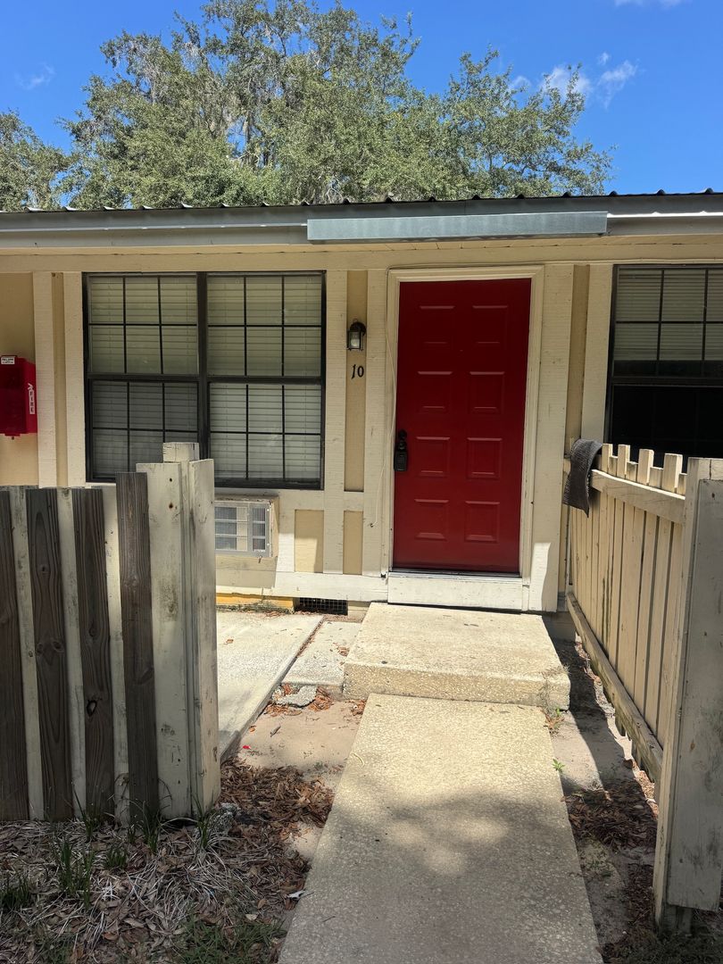 Leesburg Condo: 420 Mills Street