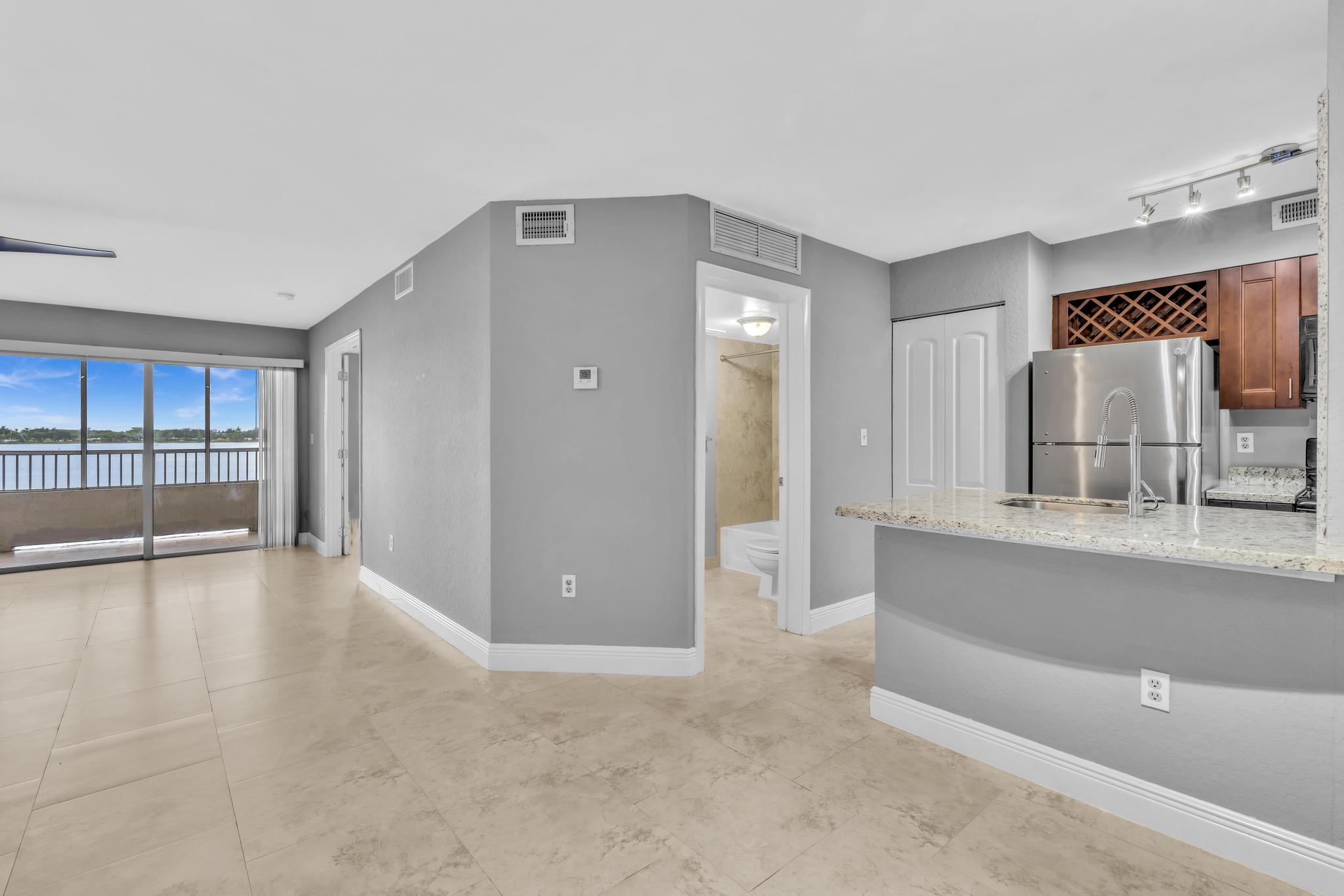 Oakland Park Condo: 2811 N Oakland Forest Dr