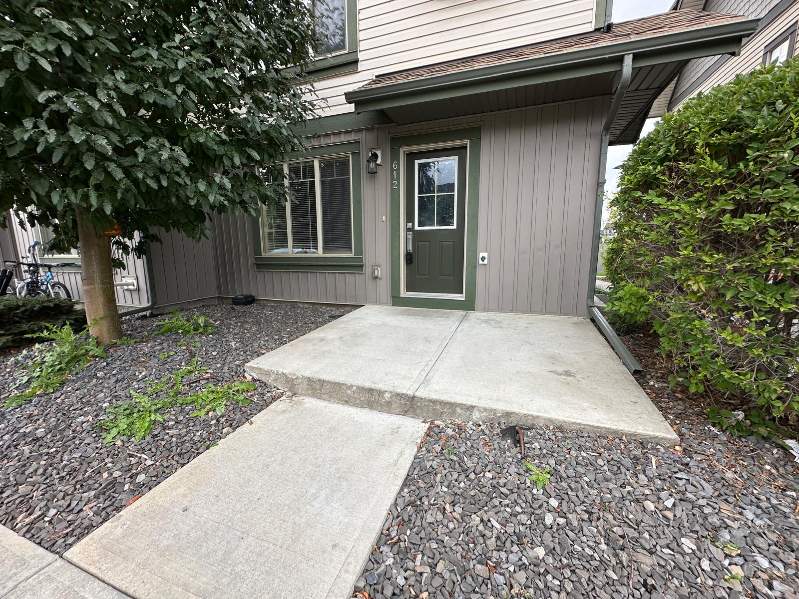 Calgary Townhome: 121 Copperpond Cmn S E