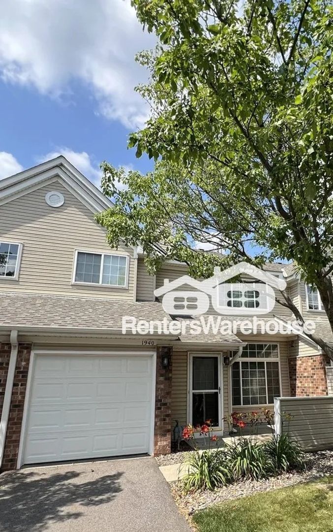 Eagan Townhome: 1940 Sapphire Pt