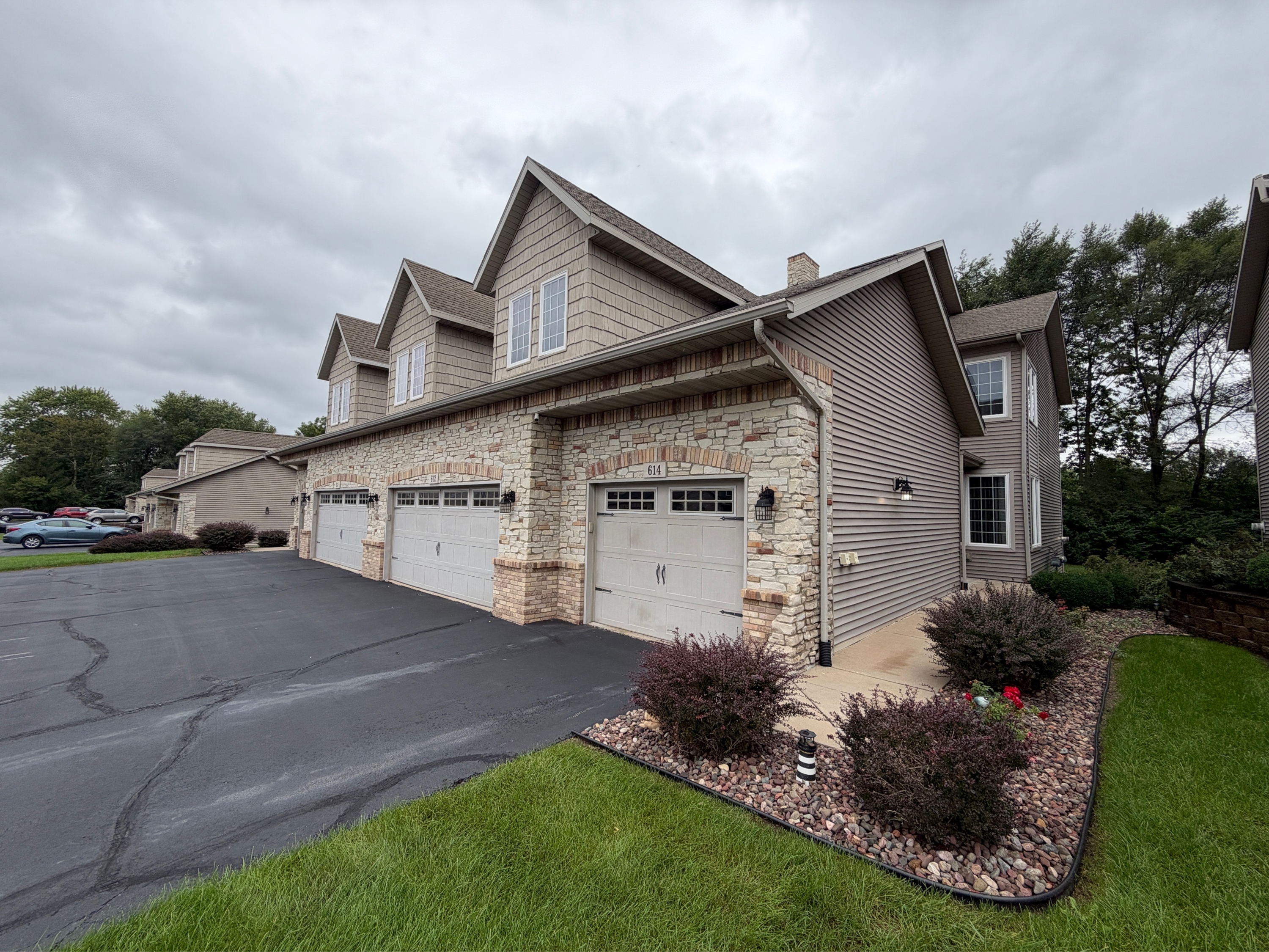 Rockton Townhome: 612 Queens Ct