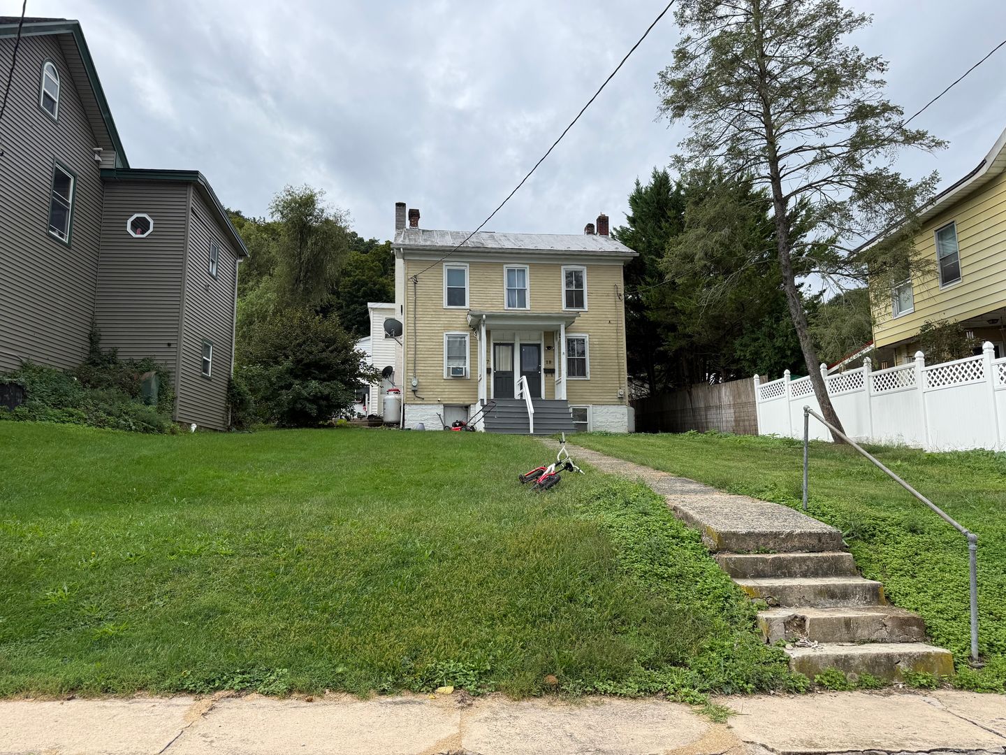 Newport House: 17 N 5th St.