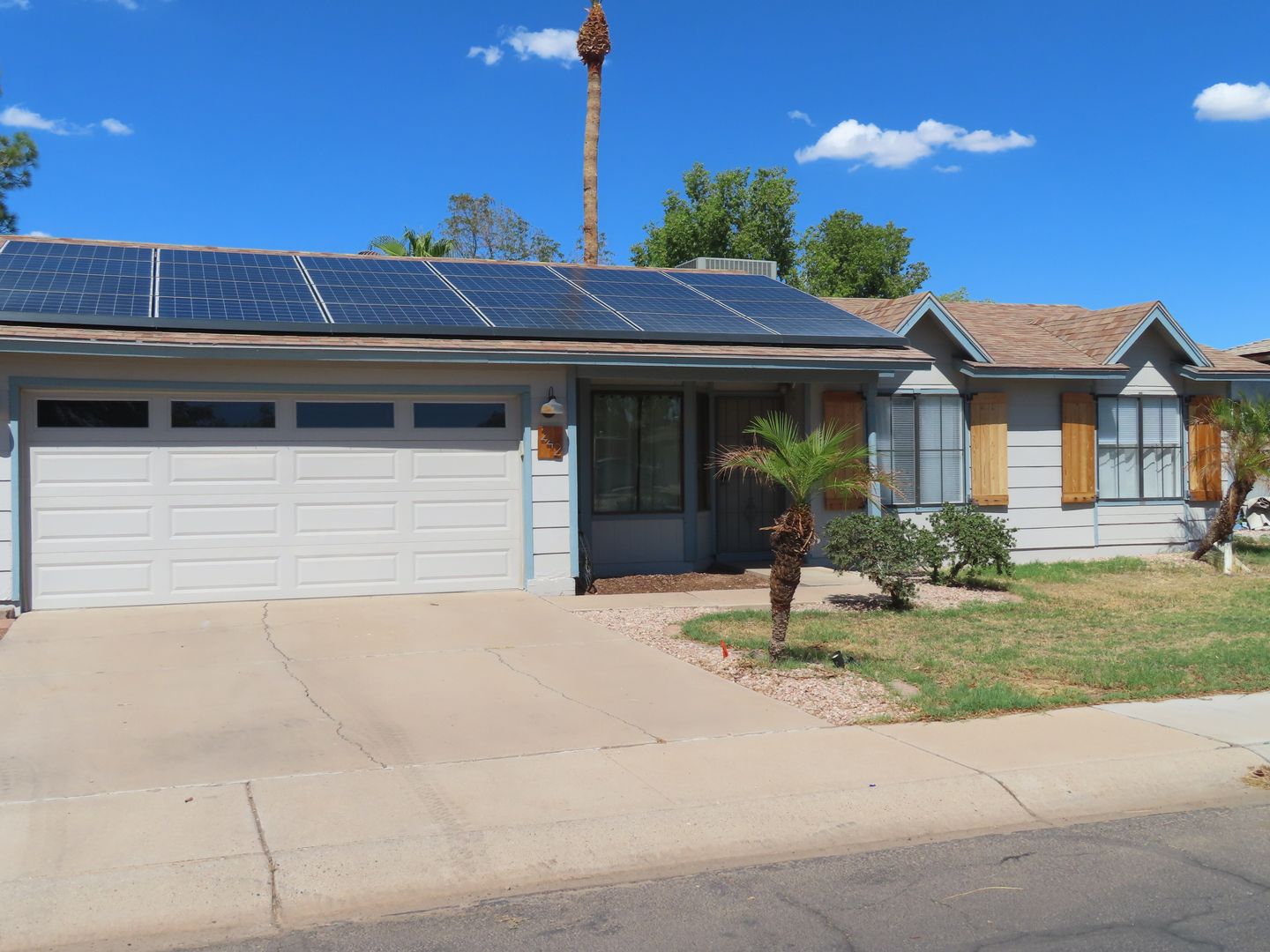 Gilbert House: 242 E. Leah Lane