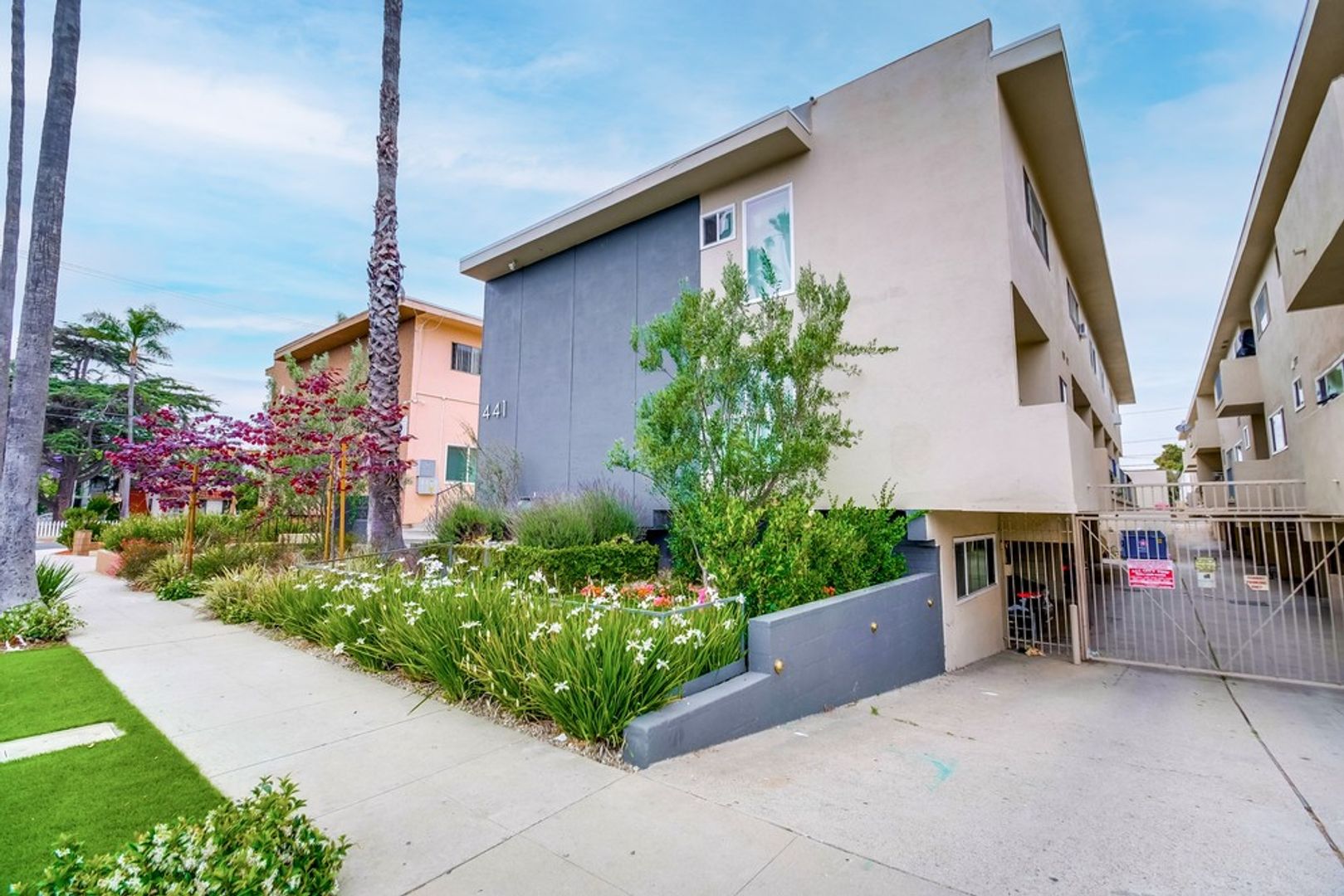 Inglewood Condo: 441 W Queen St