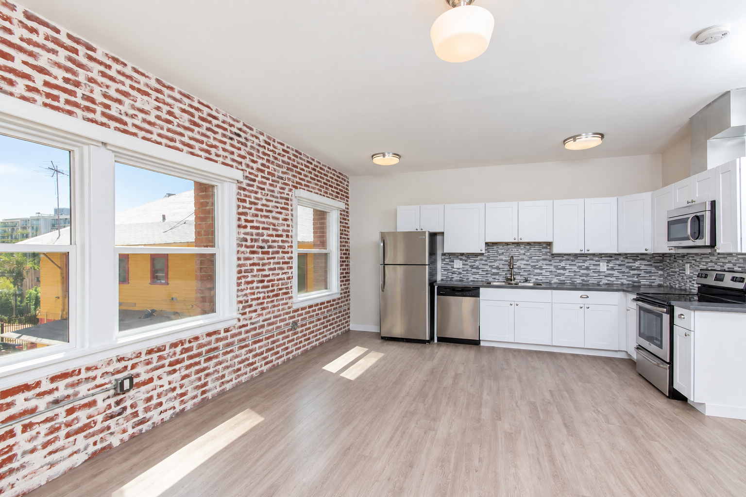 Los Angeles Apartment: 414 S Lake St