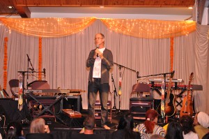 Stephan invokes Shyamdas while introducing Ecstatic Chant 2014 (photo by Giacobazzi Yanez)