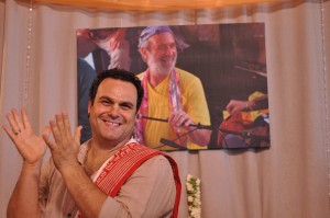 Gaura Vani singing with joy on stage with his bhakti brother Shyamdas behind him (photo by Giacobazzi Yanez)