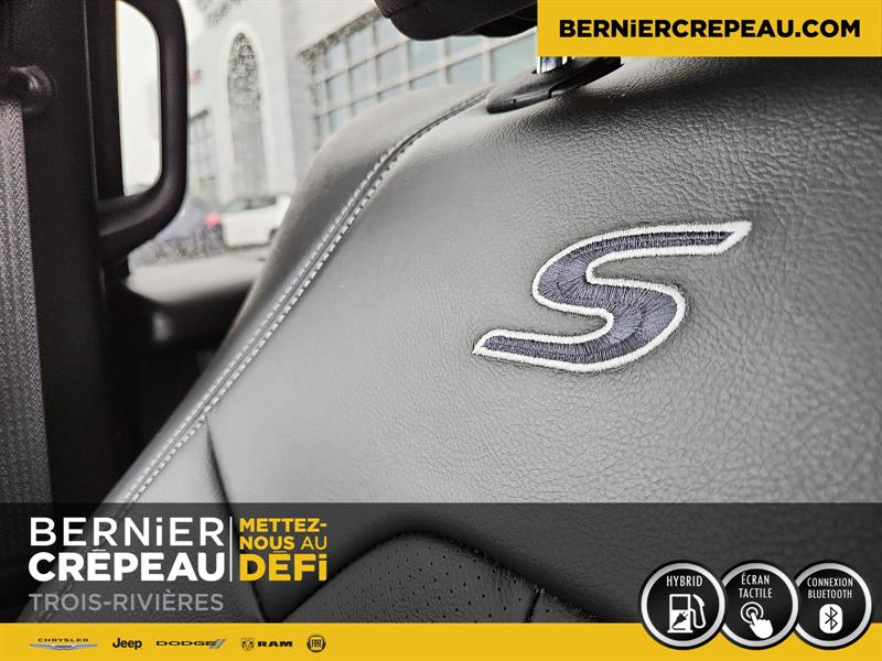 Chrysler Pacifica 16