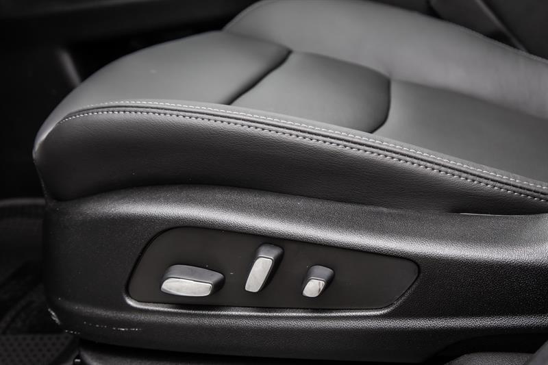 Cadillac XT 33