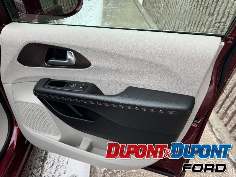 Chrysler Pacifica 25