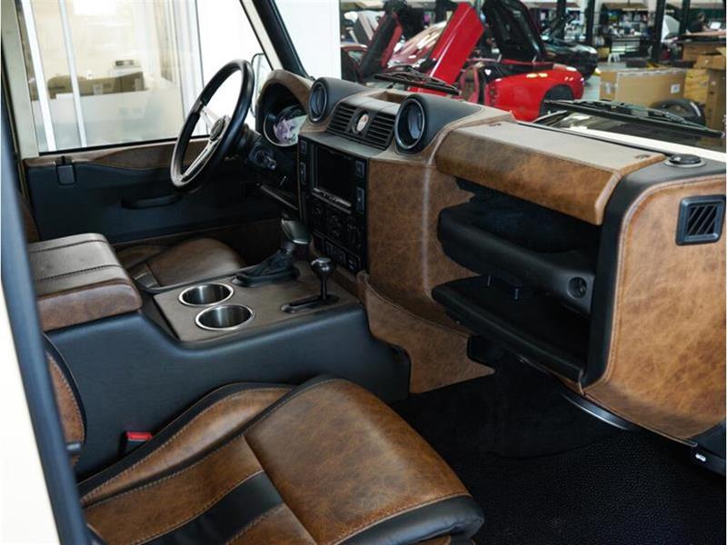 Land Rover Defender 11