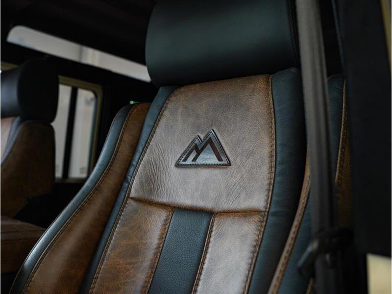 Land Rover Defender 14