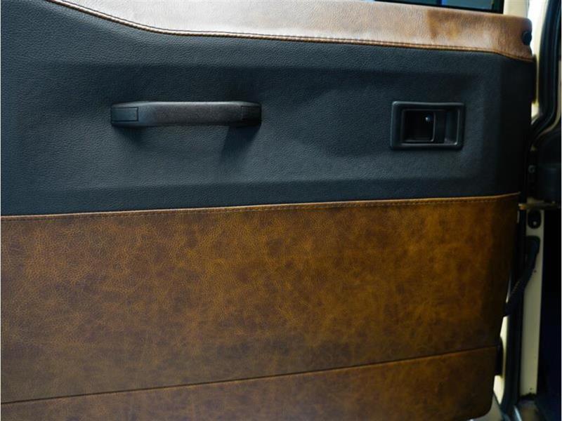 Land Rover Defender 15