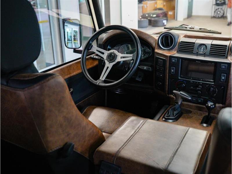 Land Rover Defender 16