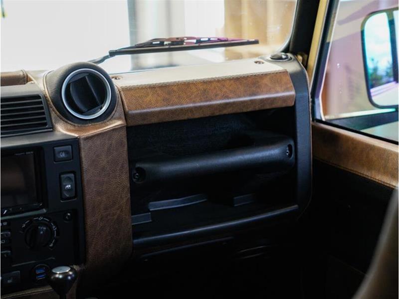 Land Rover Defender 17